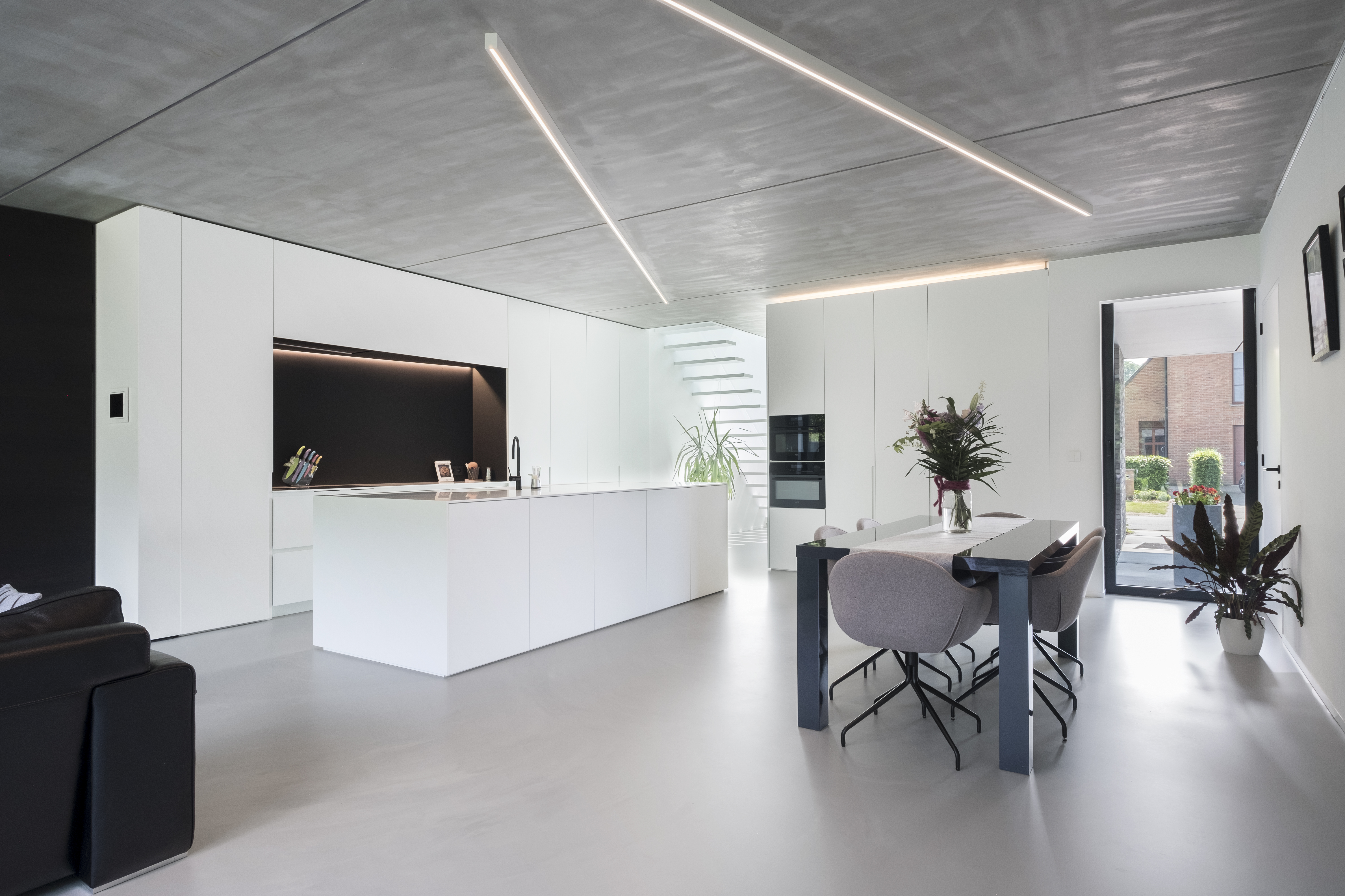 witte moderne keuken in corian en sofline laminaat gemaakt door Augustijns Keukens & Interieur
