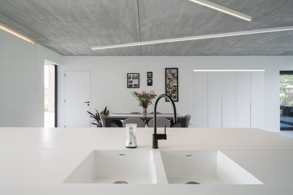 witte moderne keuken corian naadloze spoelbak