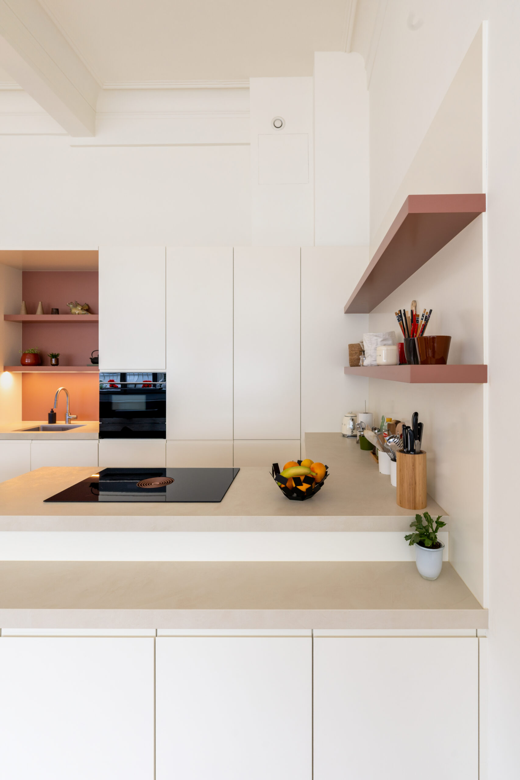 Witte moderne keuken met roze accenten
