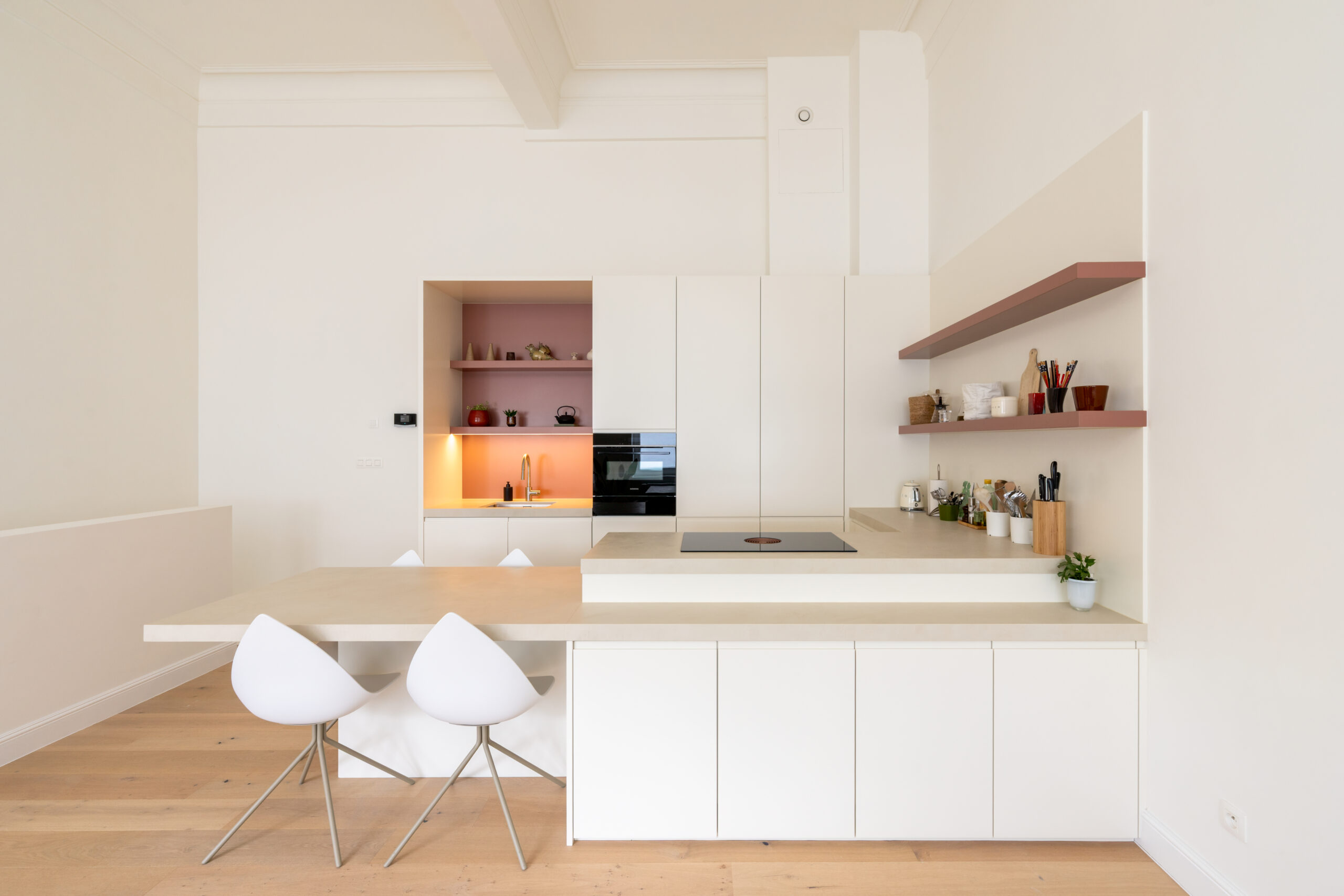 witte moderne keuken met roze kleuraccent gemaakt door Augustijns Keukens & Interieur