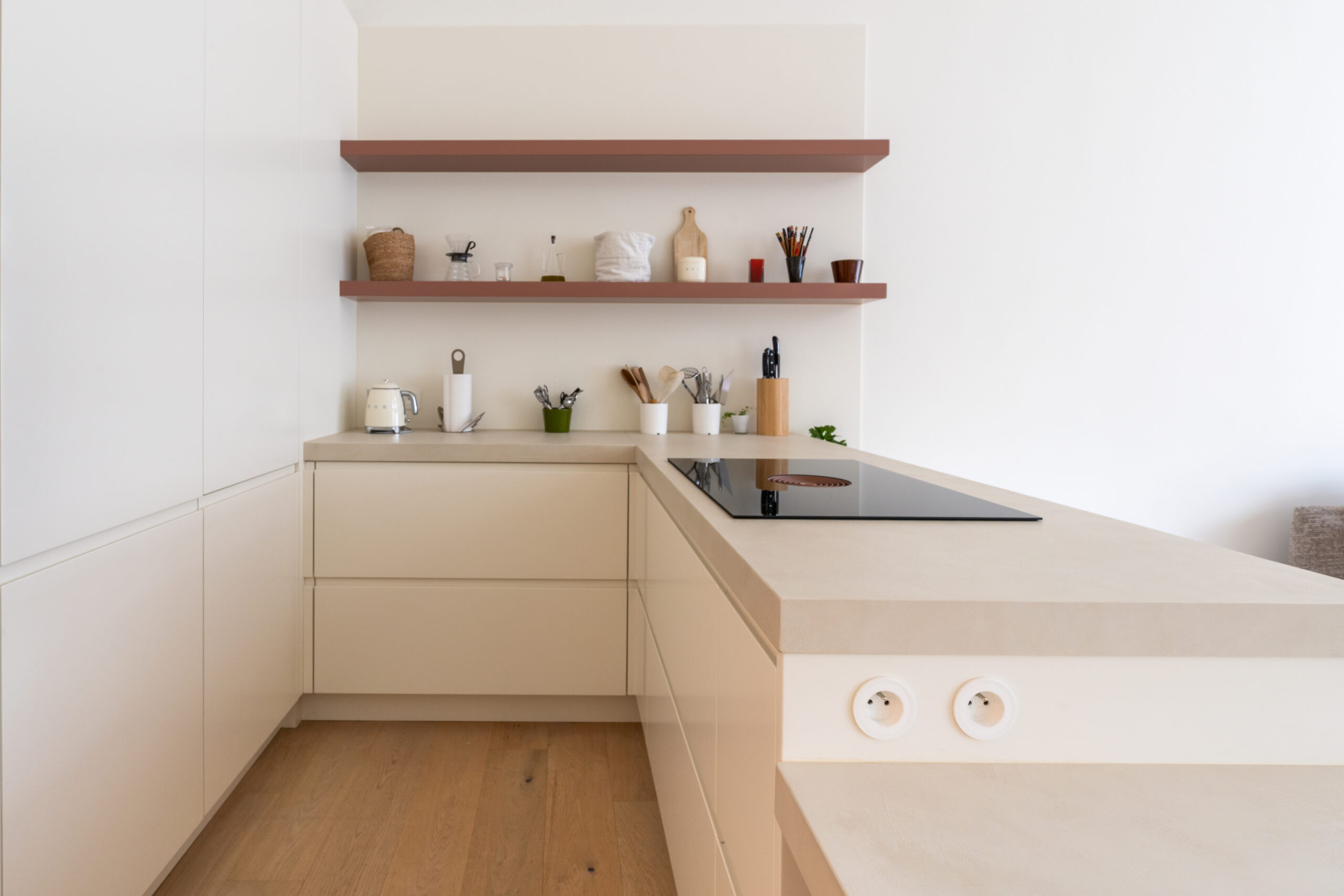 witte moderne keuken op maat met roze open leggers