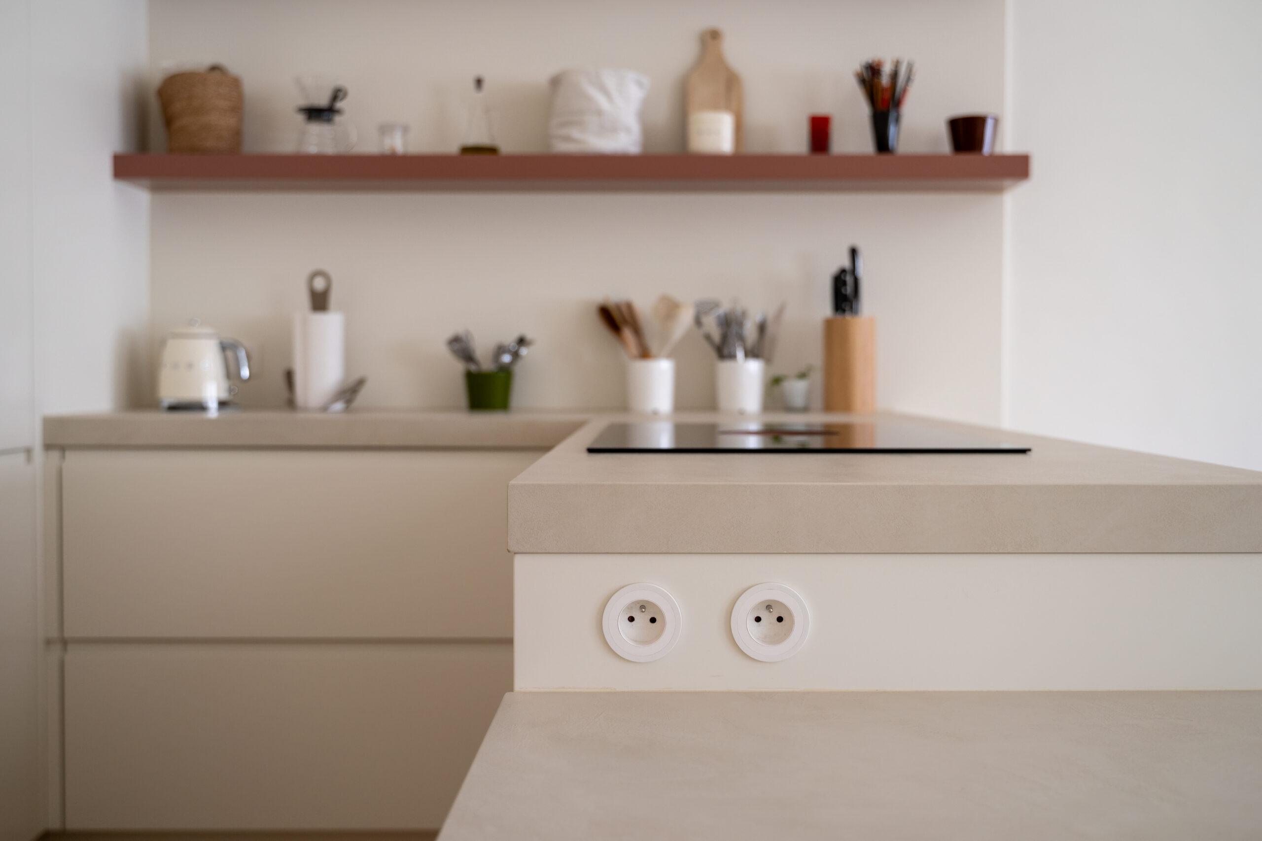 witte keuken op maat met Dekton werkblad