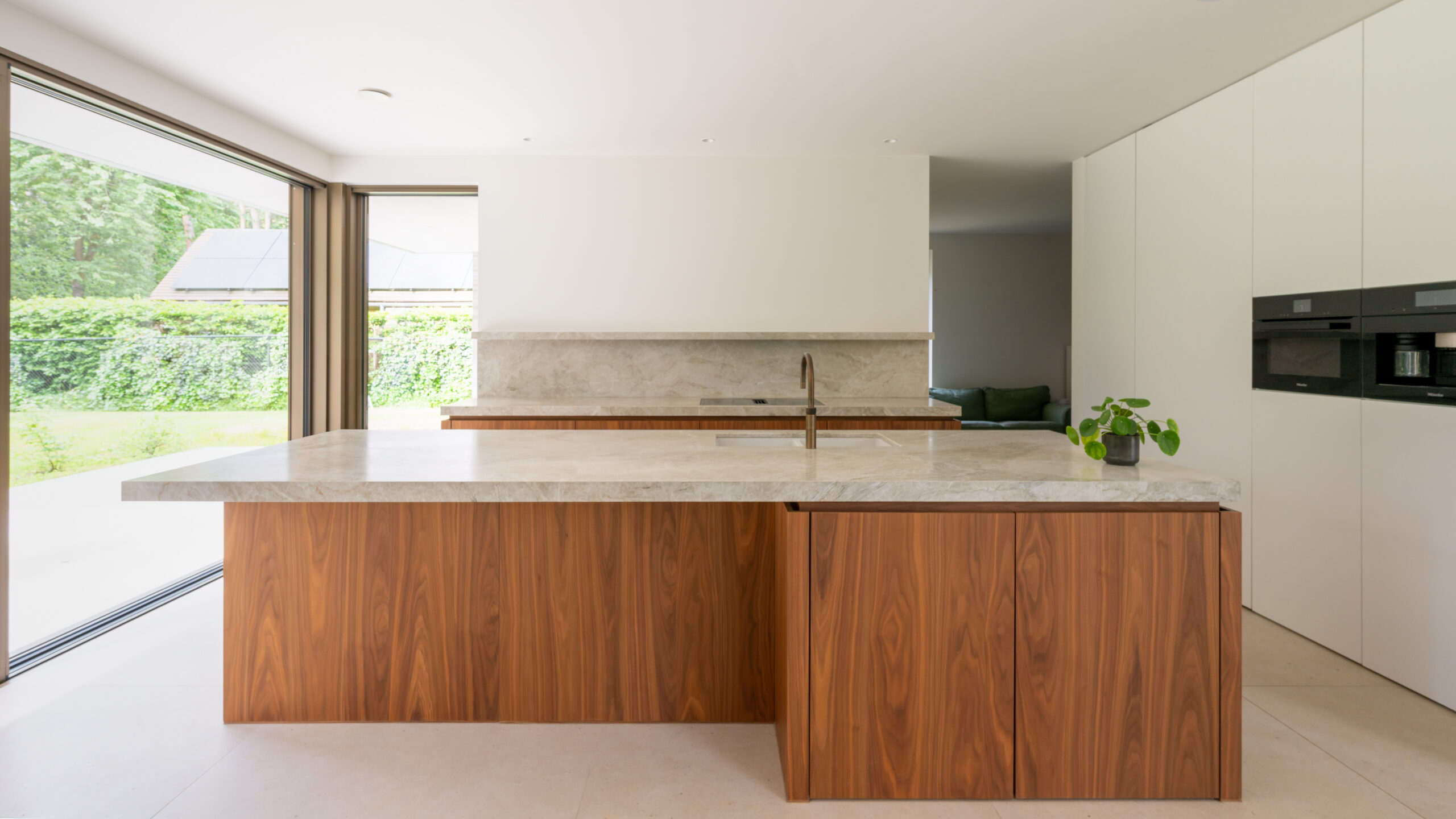 minimalistische keuken met natuurlijke materialen