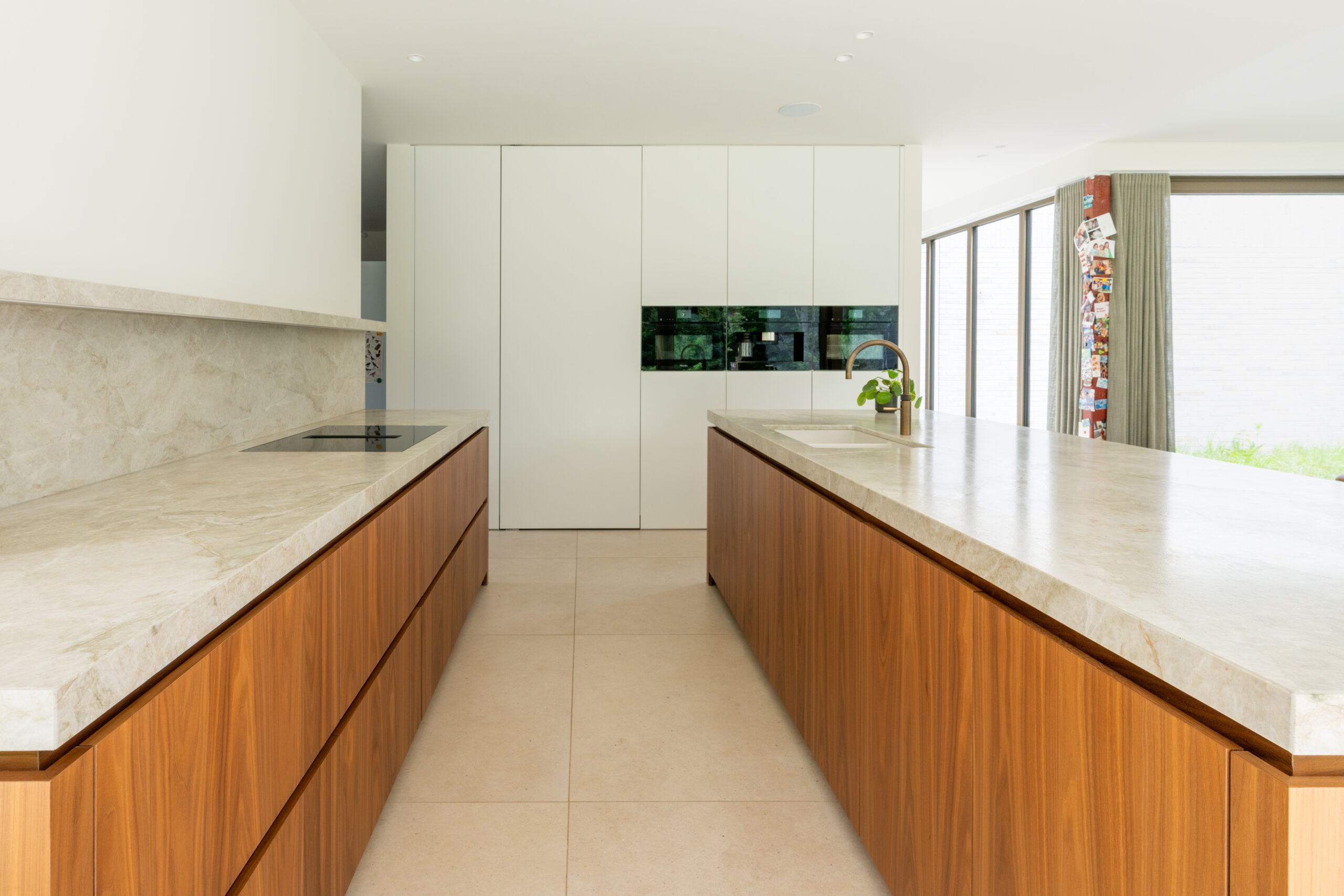 minimalistische keuken met natuurlijke materialen