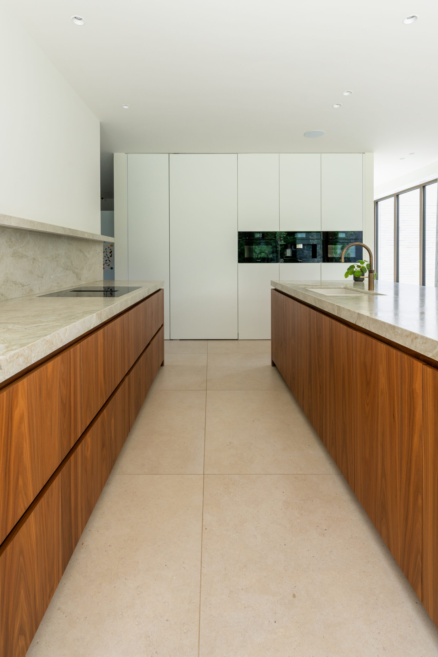 minimalistische keuken met natuurlijke materialen