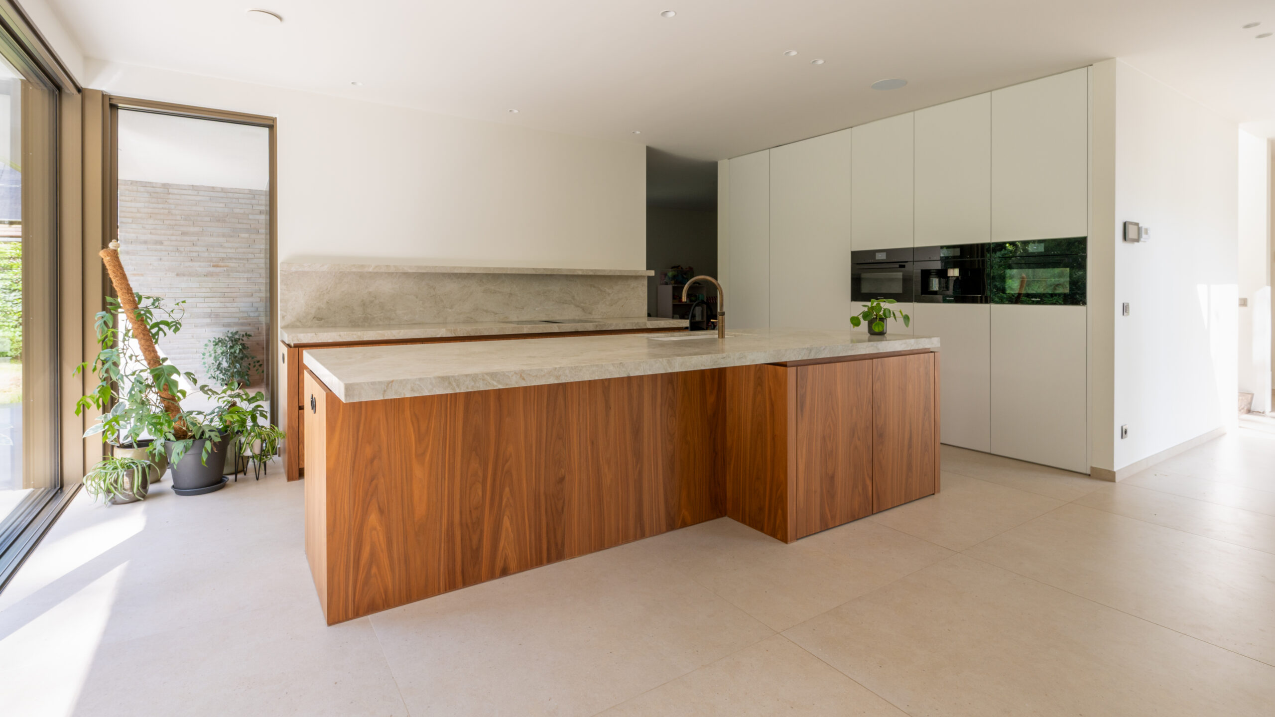 minimalistische keuken met hout en wit
