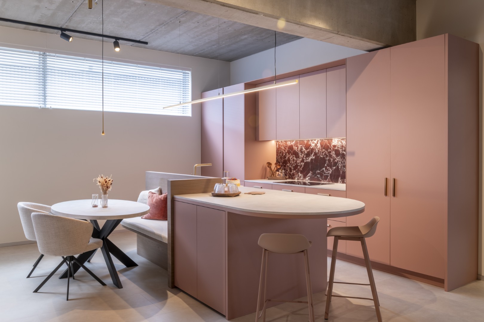 roze burgundy keuken
