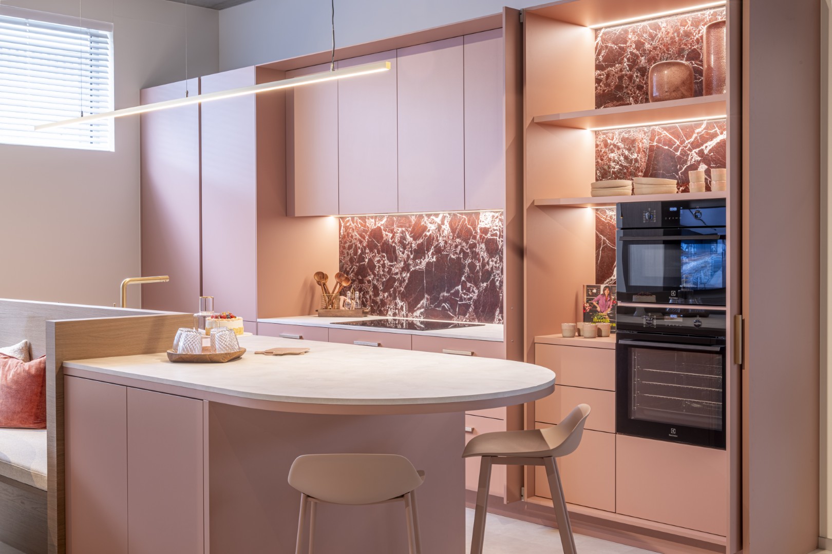 roze keuken marmer burgundy