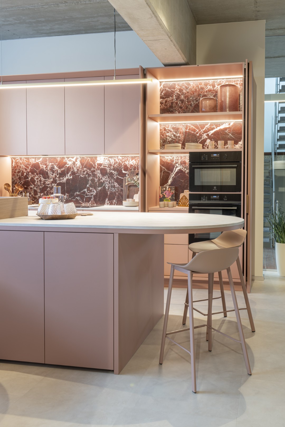 roze keuken marmer