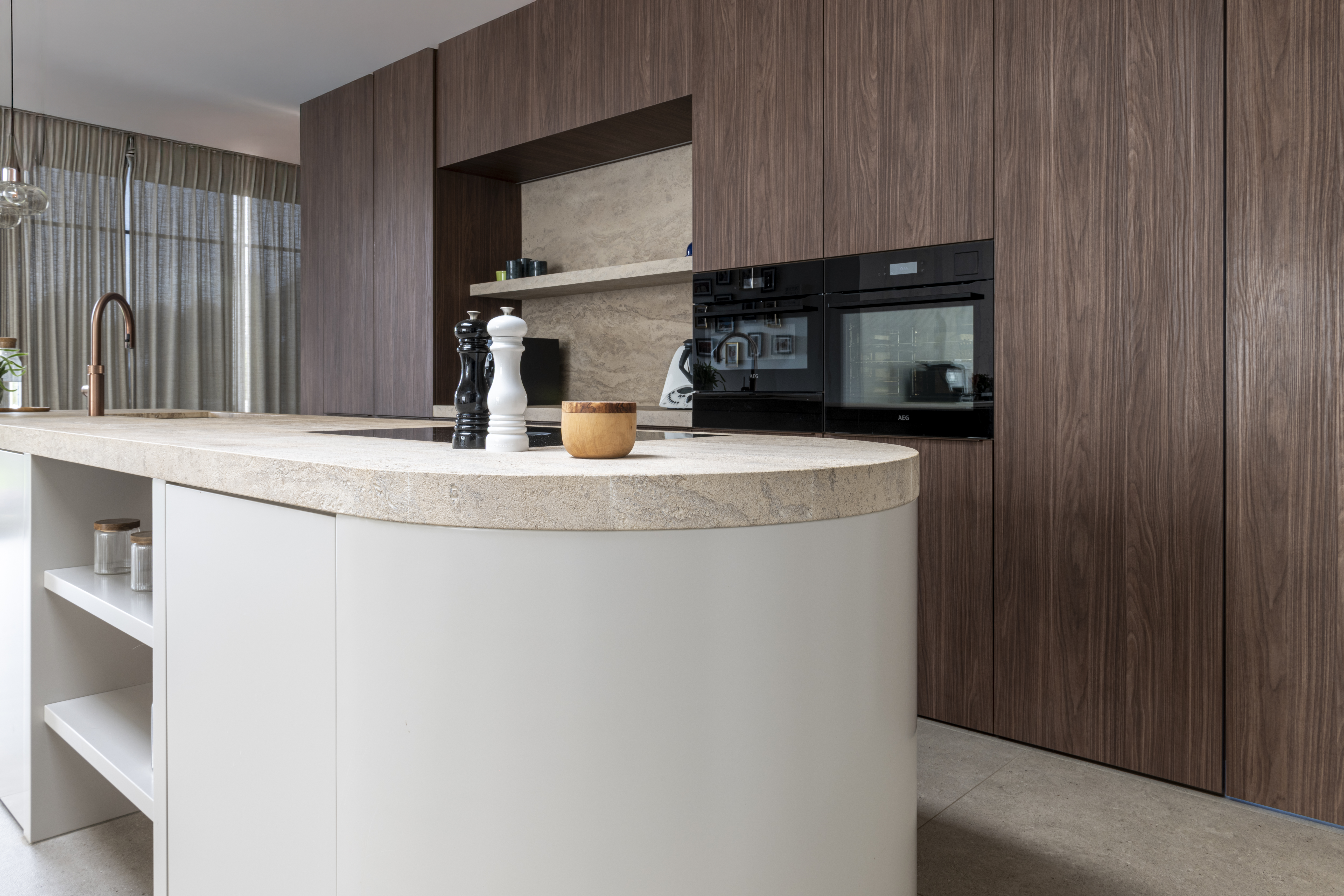 afgeronde keuken met keukeneiland met afgeronde hoeken