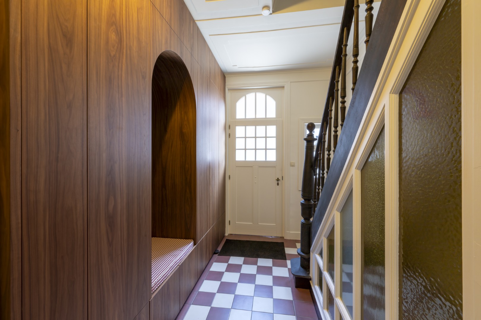Vestiairekast op maat met zitbank door Augustijns Keukens