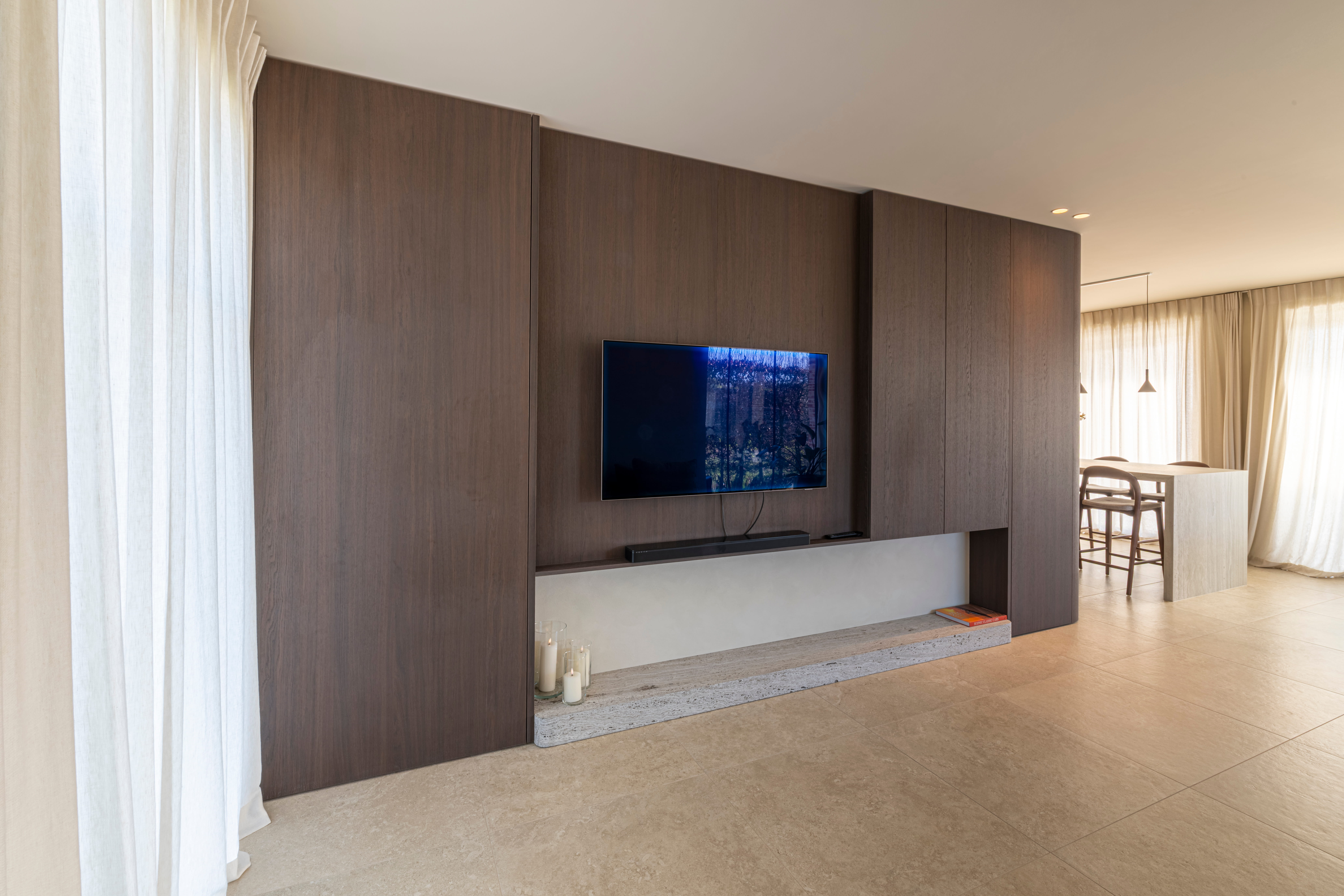 tv-meubel op maat in donkere eik door Augustijns Keukens & Interieur