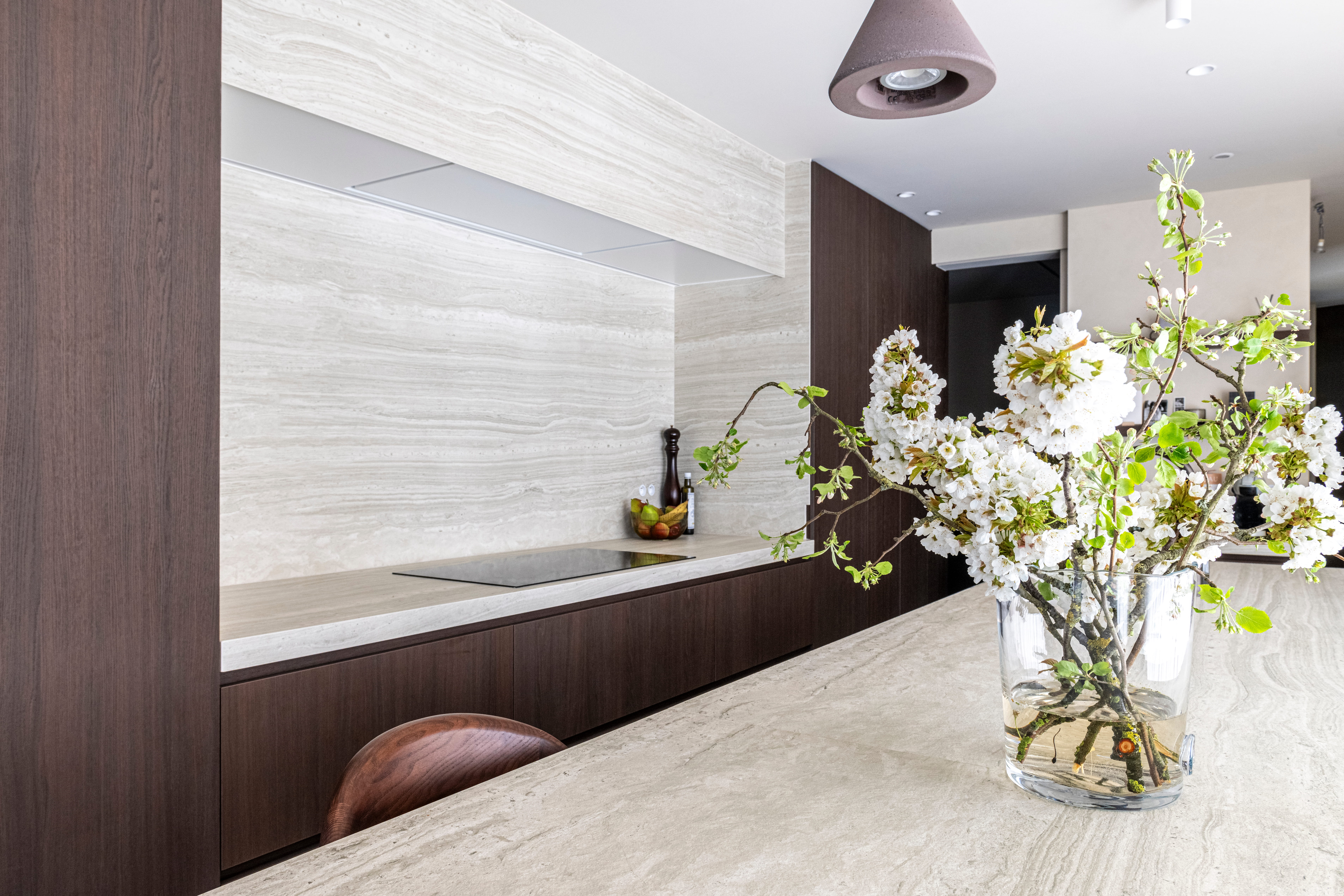 keuken op maat in donkere eik en travertin look door Augustijns Keukens & Interieur